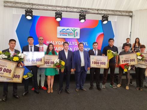 Молодым сельским предпринимателям вручили гранты акима Карагандинской области на развитие дела