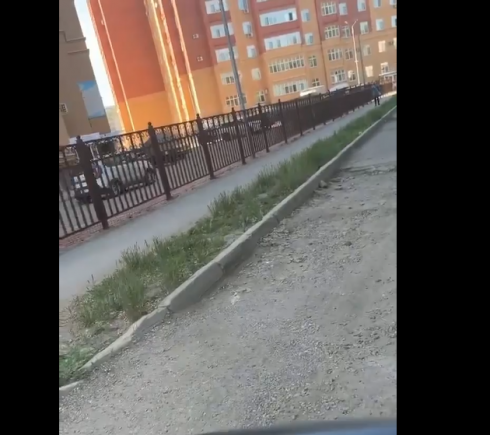 Как после бомбежки: карагандинцы пожаловались на состояние дороги у школы № 101