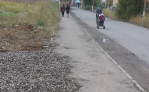 Разрытый пешеходный тротуар в Караганде будет восстановлен