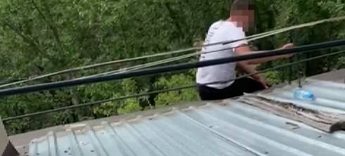 Карагандинские полицейские спасли 22-летнего парня, пытавшегося сброситься с крыши дома
