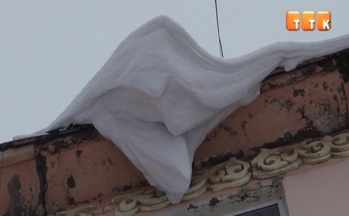 Темиртаусцам угрожают сосульки и сугробы на крышах домов