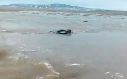 В Карагандинской области из-за размыва автодороги в талых водах утонул автомобиль