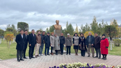 Бюст классика казахской литературы Мухтара Ауэзова установили в Караганде