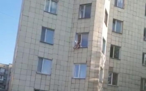 В Караганде  полицейский предотвратил суицид молодой женщины, пытавшейся вместе с ребенком выпрыгнуть из окна многоэтажки