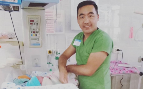 В Карагандинской области акушер-гинеколог спас пострадавшего в ДТП