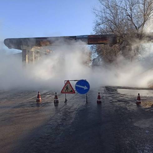 В Караганде грузовик врезался в тепловую магистраль: некоторые дома переведены на слабое отопление