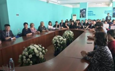 Работников здравоохранения в Караганде наградили в День профсоюзов