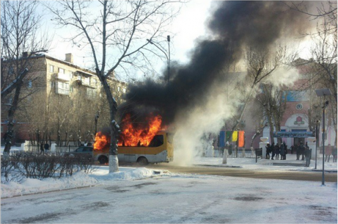 В Караганде возле 3-й школы сгорела маршрутка