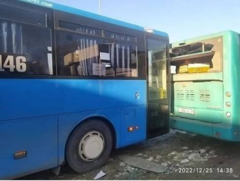 Пассажиры засняли видеоролик после столкновения двух пассажирских автобусов в Караганде