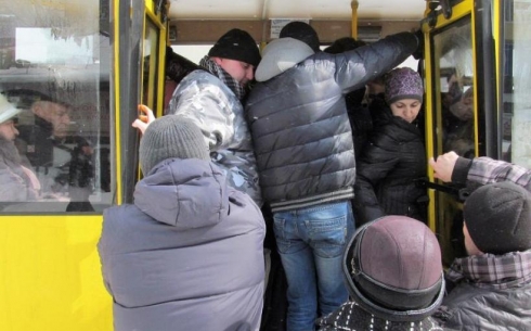 Работников КСК выгоняют из спецрейсовых автобусов