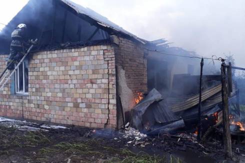 27 пожарных тушили возгорание деревянного дома в Караганде