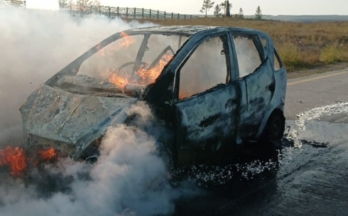 На трассе Караганда – Темиртау сгорел автомобиль