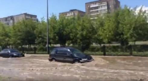 Десятки машин заглохли на дороге, попав в водяной плен в Темиртау