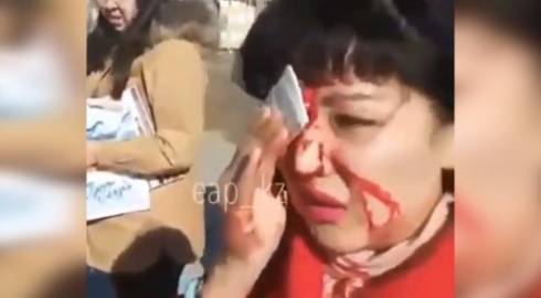 Женщина разбила лицо при попытке сесть в автобус в Караганде