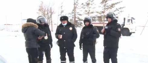 Карагандинцы кормят полицейских на блокпостах горячими обедами