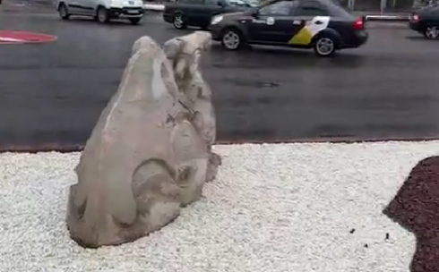 Островки безопасности на 45-м квартале Караганды оформляют узорами из природного камня