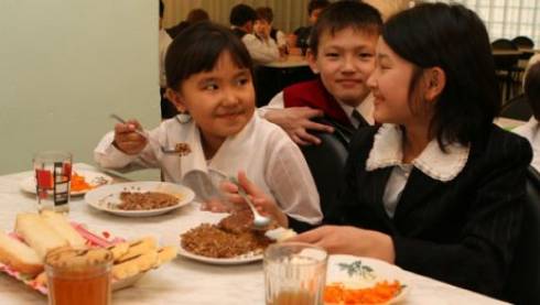 Когда и как должны кормить детей в школах и детсадах