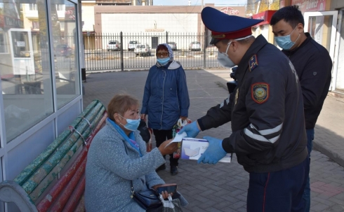 Более 400 медицинских масок раздали полицейские в Караганде