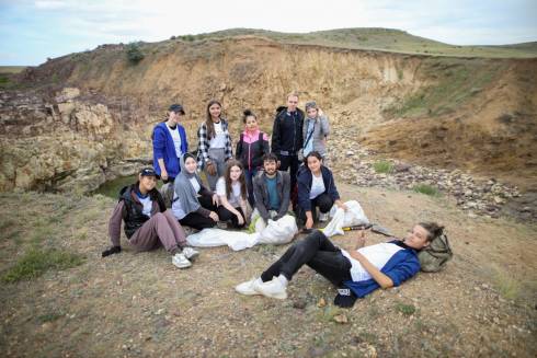 В Карагандинской области волонтёры очистили от мусора каньон Ошаганды