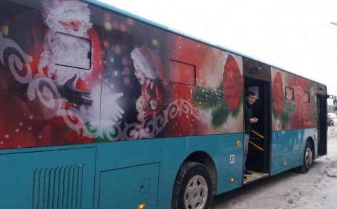 Карагандинские автобусы украсили к Новому году
