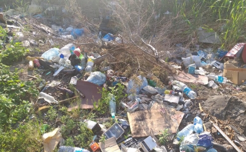 В Караганде рядом с речкой скапливается мусор и происходят возгорания