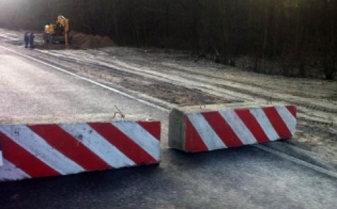 Жители Майкудука боятся, что не смогут попасть домой из-за ремонта дорог