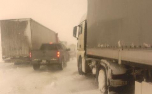 Сотни дальнобойщиков не могут пятые сутки выбраться из снежных заносов в Карагандинской области