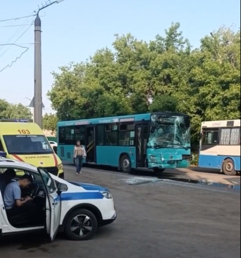 В Караганде столкнулись два автобуса: пострадал пешеход и три пассажира