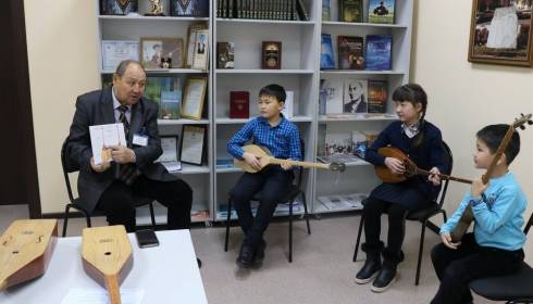 На 100-летней домбре играли участники мастер-класса в карагандинском Доме Дружбы