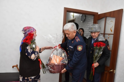 Мать и вдову погибшего полицейского накануне 8 марта посетил заместитель начальника ДП Карагандинской области