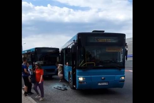 В Караганде после столкновения двух автобусов один человек пострадал