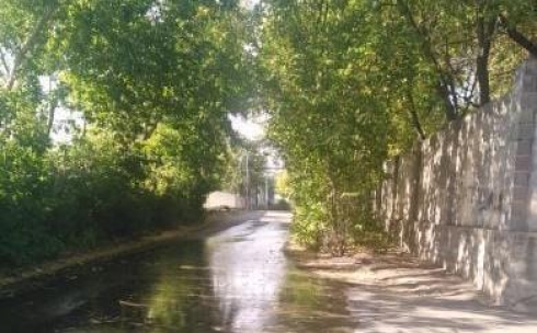 Вода заливает улицу: в одном из районов Караганды жители боятся остаться без водоснабжения