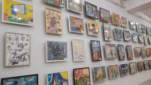 Картины и скульптуры юных художников представлены на выставке в музее изо