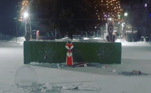 Вандалы разбили новогоднюю фотозону в парке Караганды