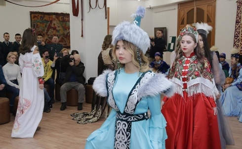 Национальные костюмы народов Востока представили на показе в Караганде