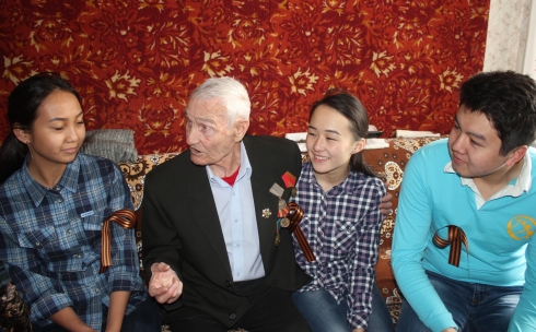 В Караганде в рамках волонтерского проекта «Қамқор» посетят 26 ветеранов