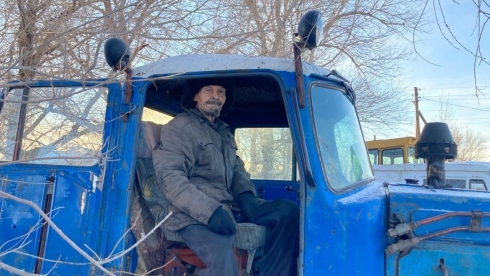 Супермен из Нуринского района: 84-летний аксакал на тракторе очищает от снега дороги родного села