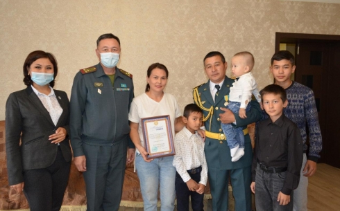 Многодетную семью военнослужащего поздравили с победой в конкурсе «Мерейлі отбасы» среди воинских частей