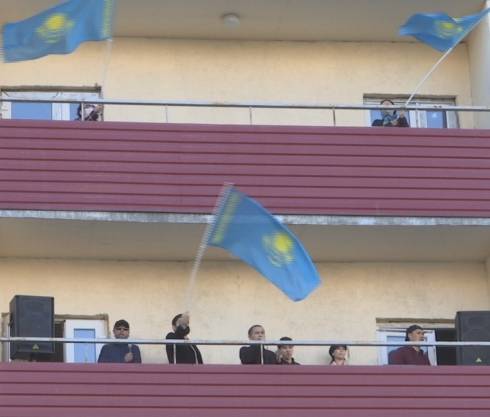 Патриотические песни из окон и с балконов: карагандинцы исполнили Гимн Казахстана