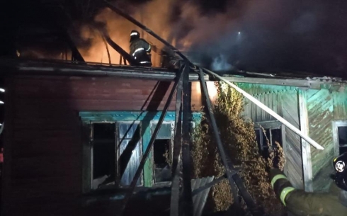 Женщина погибла во время пожара в частном доме в Караганде