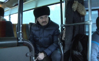 Аким Караганды проехал в городском автобусе 