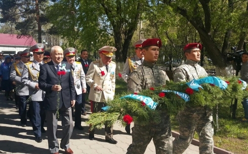 Сотрудники ДВД Карагандинской области поздравили ветеранов войны и тружеников тыла с предстоящими праздниками