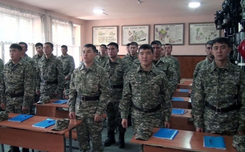 В Караганде молодые люди могут получить военный билет, обучившись в военно-технической школе