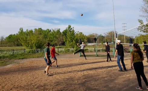 Жители одного из районов Караганды самостоятельно построили волейбольную площадку