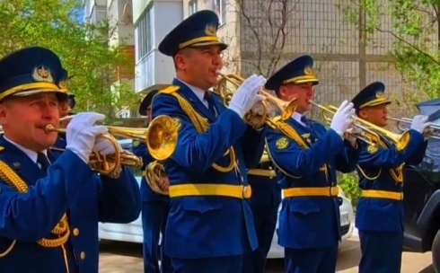 В Караганде ветеранов поздравили с сопровождением военного оркестра