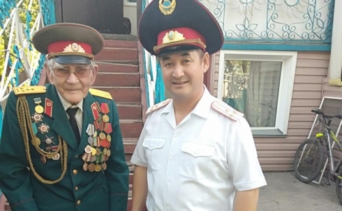 Руководство УП города Караганды посетило ветеранов ВОВ и родственников сотрудников полиции