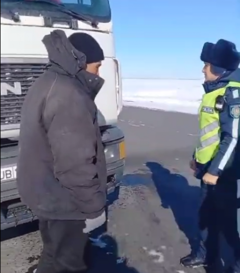 Дальнобойщик поблагодарил полицейских из Караганды за помощь на трассе