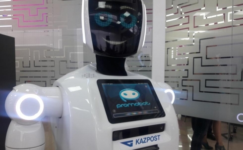 Робот Куаныш поприветствовал акима Карагандинской области