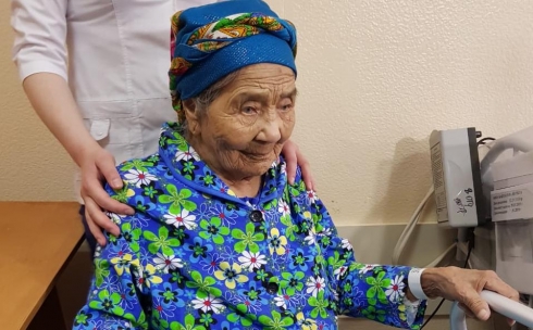 В Караганде пациентке на 101 году жизни заменили тазобедренный сустав