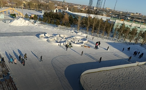 В Караганде из снега слепили уменьшенную копию олимпийских колец Пхёнчхана